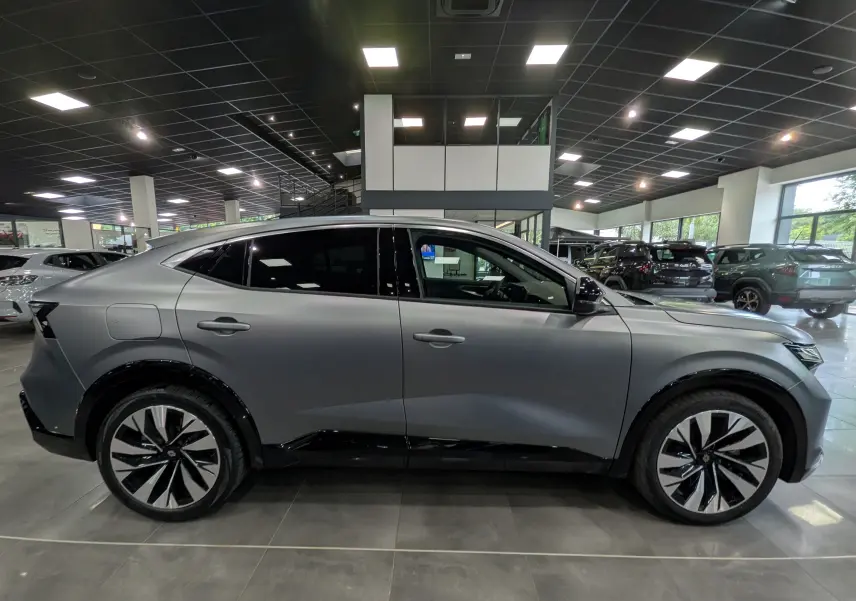 Profil côté gauche du Renault Rafale E-Tech gris schiste satin, soulignant ses jantes bi-ton et son design coupé SUV.