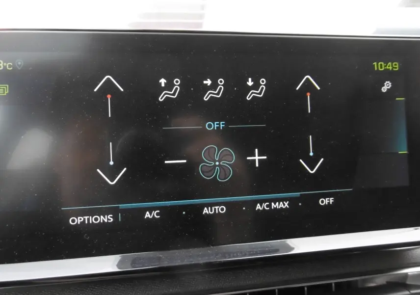 Écran tactile de la climatisation du Peugeot 3008 gris Artense, affichant les réglages de ventilation et options A/C.
