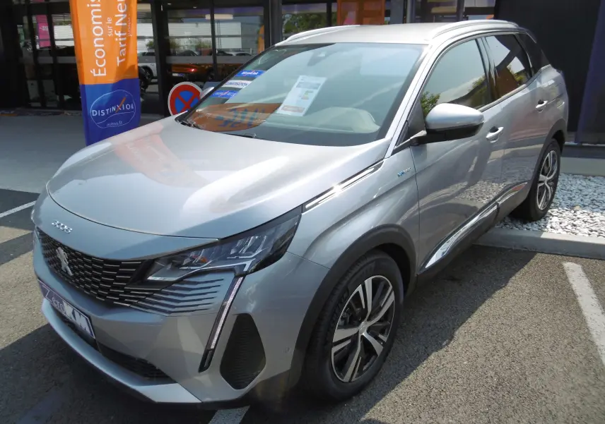 Peugeot 3008 hybride gris Artense métal vu en 3/4 avant droit, avec calandre noire et feux LED distinctifs.