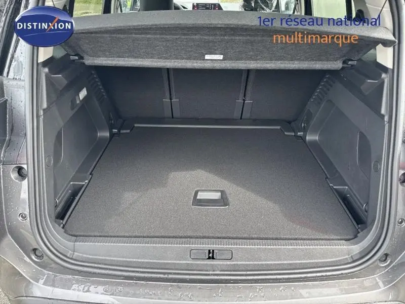 Coffre ouvert vu de l'arrière d'un Citroën C5 Aircross gris Platinium, espace de chargement propre et spacieux.