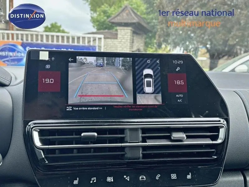 Écran tactile intérieur du Citroën C5 Aircross 2025 montrant la caméra de recul et les commandes climatisation.