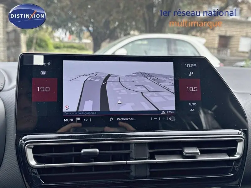 Écran tactile central du tableau de bord du Citroën C5 Aircross 2025 avec navigation et commandes climatisation visibles.