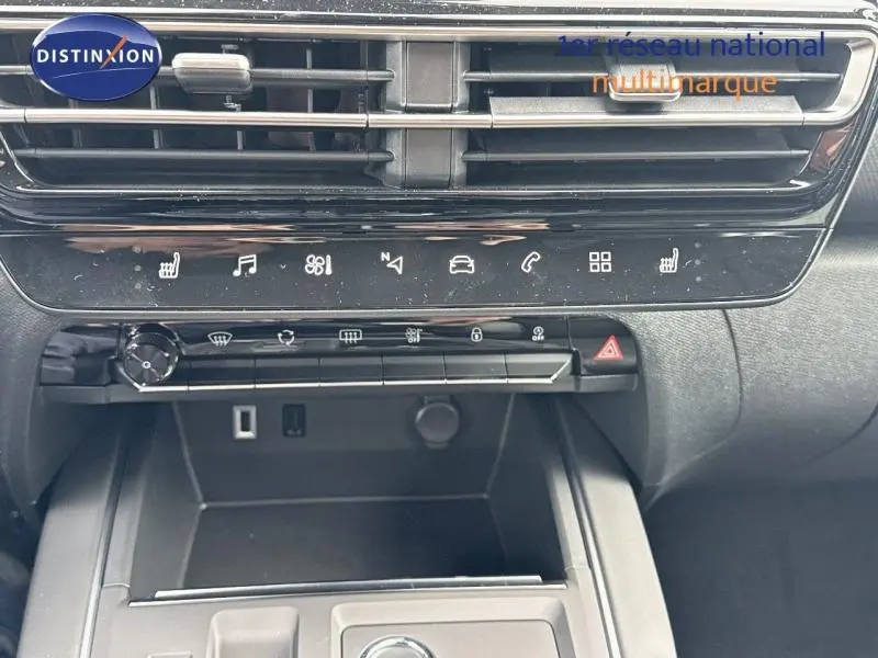 Détail de la console centrale noire du Citroën C5 Aircross 2025 avec commandes tactiles et aérateurs horizontaux.