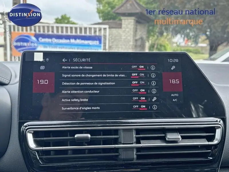 Écran tactile du tableau de bord du Citroën C5 Aircross gris Platinium, affichant les options de sécurité activées.