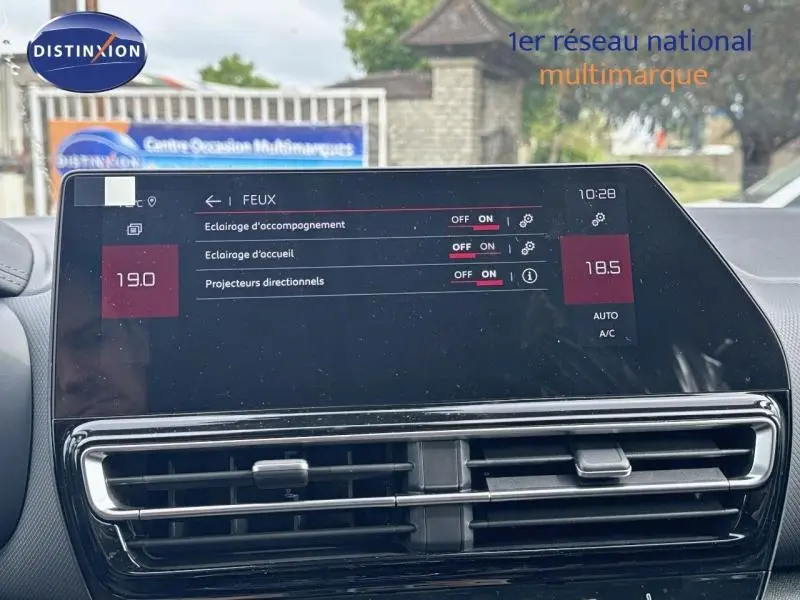 Écran tactile central du Citroën C5 Aircross 2025 affichant les réglages des feux, avec aérateurs en dessous.