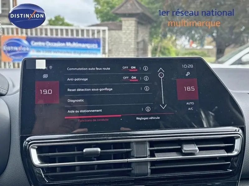 Écran tactile central du tableau de bord du Citroën C5 Aircross 2025 affichant les réglages d'aide à la conduite.
