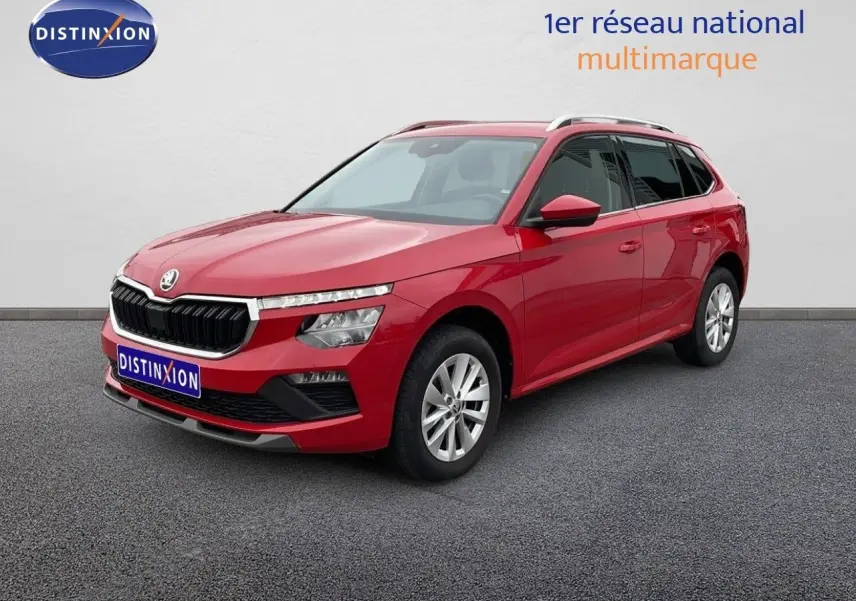 Vue 3/4 avant d'un Skoda Kamiq rouge Velvet Metal avec jantes alliage et calandre noire brillante.