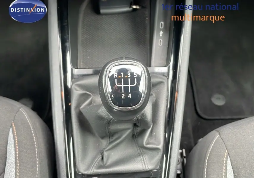 Le levier de vitesse manuel noir de la SKODA KAMIQ 2024, finition Selection, vu en gros plan depuis l'intérieur.