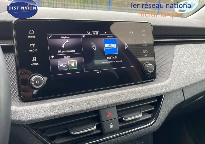 Écran tactile central du tableau de bord du Skoda Kamiq 2024, avec interface radio et commandes intégrées.
