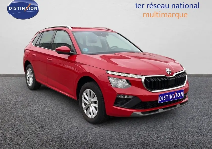 SKODA KAMIQ rouge velvet metal en 3/4 avant droit, mettant en valeur sa calandre noire et ses jantes argentées.