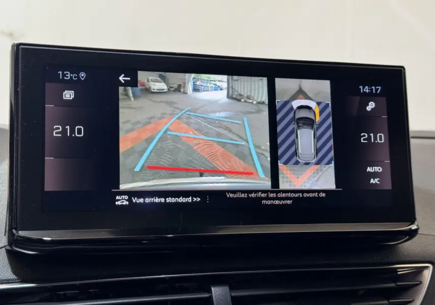 Écran tactile intérieur du Peugeot 3008 GT montrant la caméra de recul et l’aide au stationnement en vue arrière.