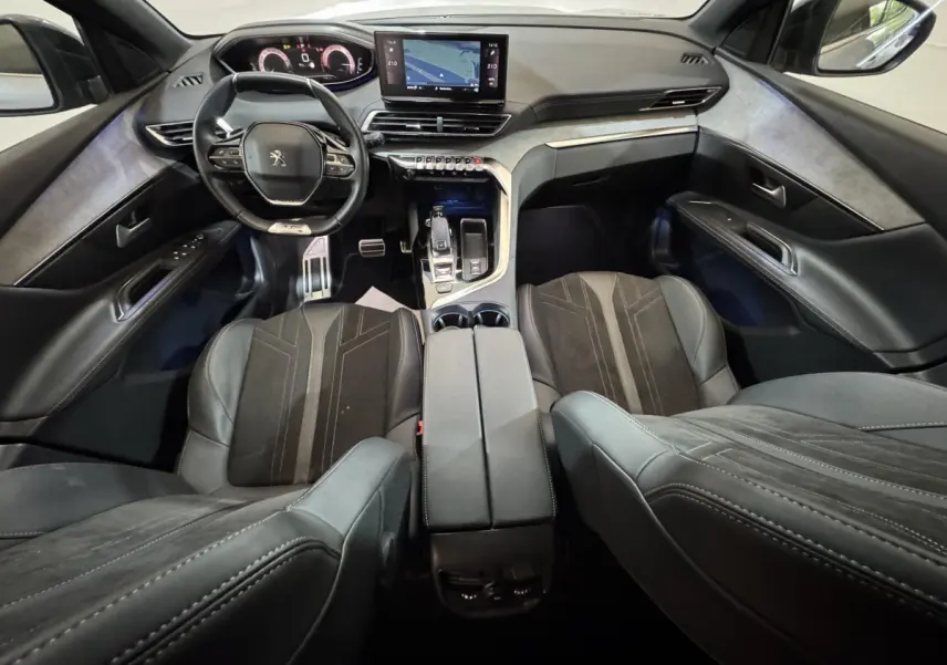 Intérieur Peugeot 3008 GT 2021 vu de dessus, sièges noirs, volant compact, écran tactile central et tableau de bord numérique.