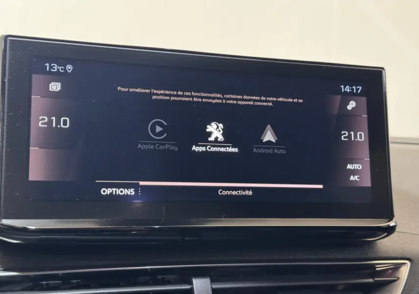 Écran tactile central du Peugeot 3008 gris clair 2021 affichant Apple CarPlay et Android Auto, vue intérieure frontale.