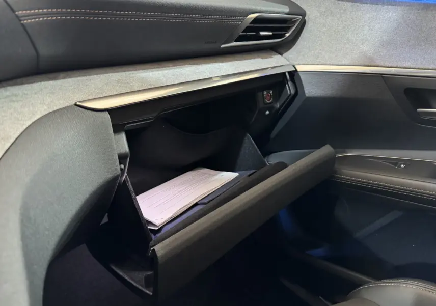 Intérieur du Peugeot 3008 GT 2021, vue côté passager sur la boîte à gants ouverte avec finition cuir et tissu gris.
