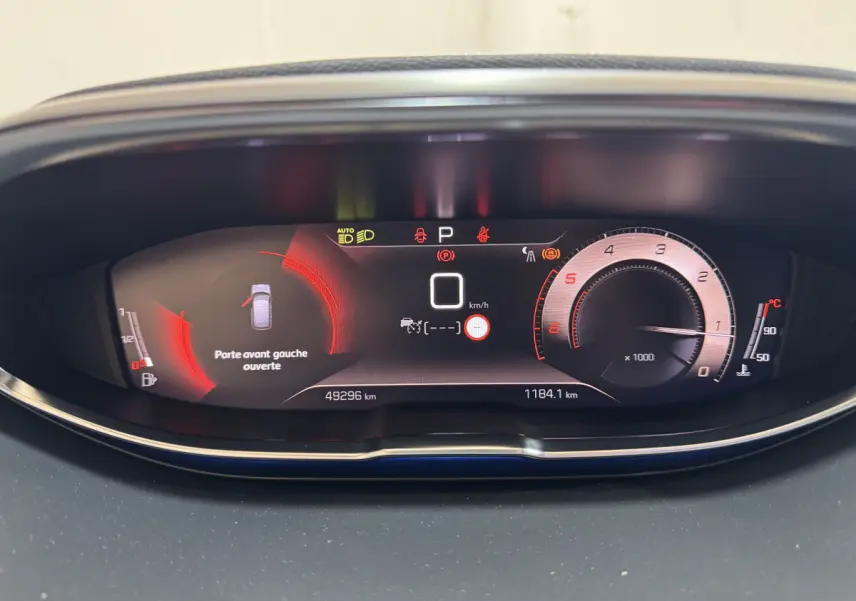 Tableau de bord numérique du Peugeot 3008 gris clair, affichage 12,3 pouces avec alerte porte avant gauche ouverte.