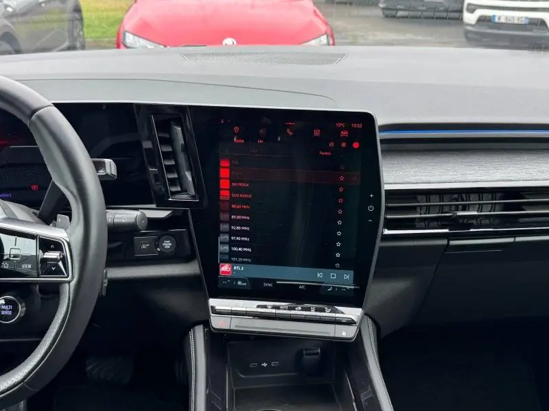 Vue intérieure du tableau de bord du Renault Austral 2024 avec écran tactile central vertical et volant multifonction noir.