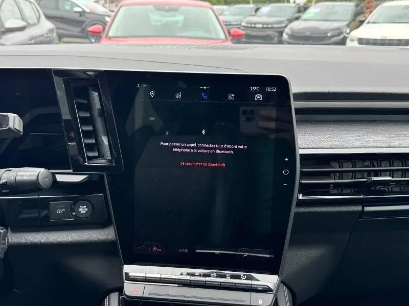 Vue rapprochée de l'écran tactile central du tableau de bord du Renault Austral 2024, avec commandes et ventilation visibles.