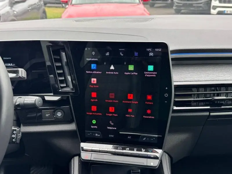 Vue intérieure centrée sur l'écran tactile multifonction du tableau de bord du Renault Austral 2024.