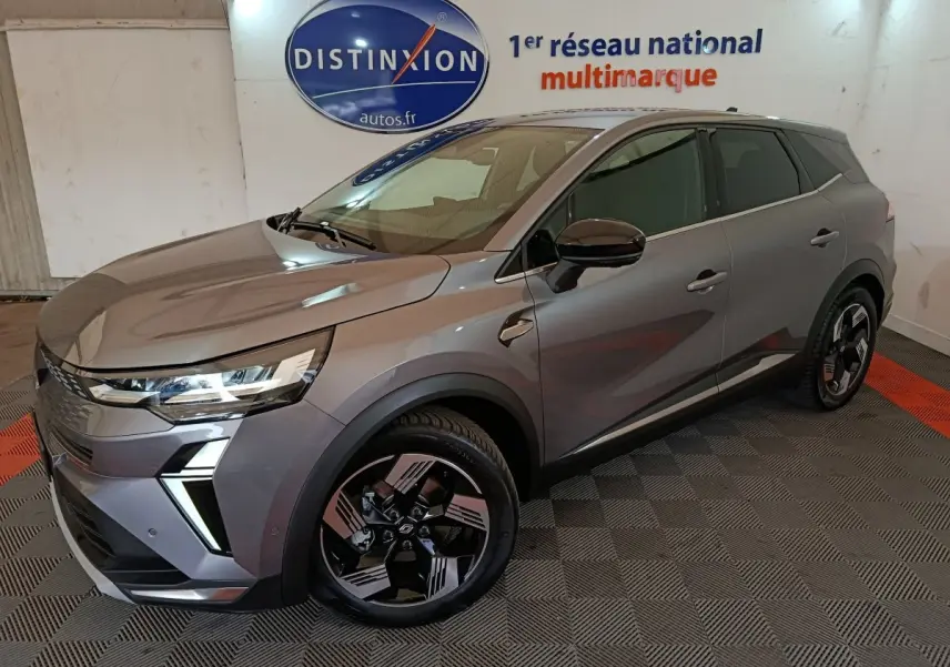 Renault SYMBIOZ gris métallisé en 3/4 avant droit, avec phares LED et jantes au design futuriste.