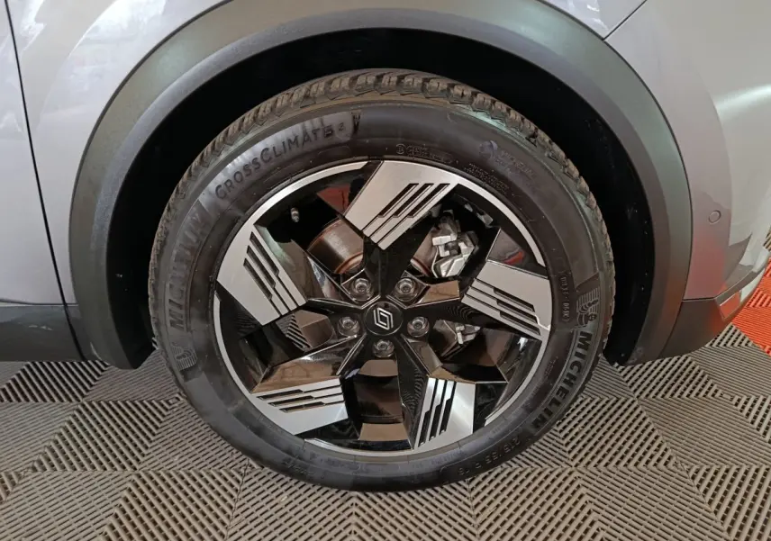 Gros plan sur la roue avant droite grise du Renault Symbioz 2025 avec jante noire et argent au design géométrique.