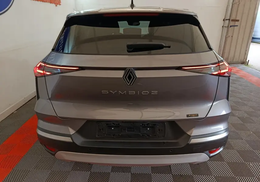 Vue arrière d'une Renault SYMBIOZ gris métallisé avec feux LED fins et logo central distinctif.