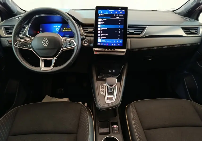 Intérieur noir du Renault SYMBIOZ 2025, vue de face sur le volant, écran tactile vertical et console centrale.