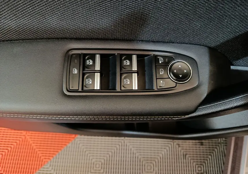 Détail des commandes de lève-vitres et rétroviseurs sur la portière intérieure noire d’une Renault SYMBIOZ 2025.