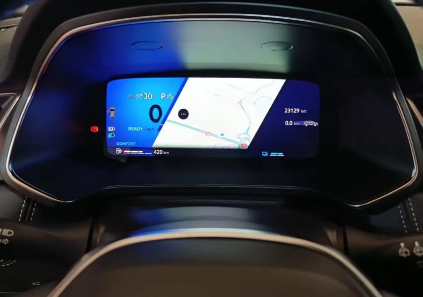 Tableau de bord numérique bleu et blanc de la Renault Symbioz 2025 avec affichage vitesse et navigation.