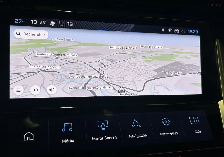 Écran tactile du système GPS de la Peugeot 308 gris, affichant une carte en mode 3D avec options multimédia visibles.