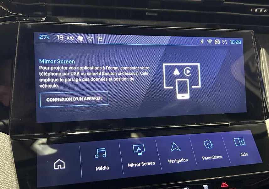 Écran tactile central de la Peugeot 308 gris, affichant le menu Mirror Screen avec options multimédia et navigation.