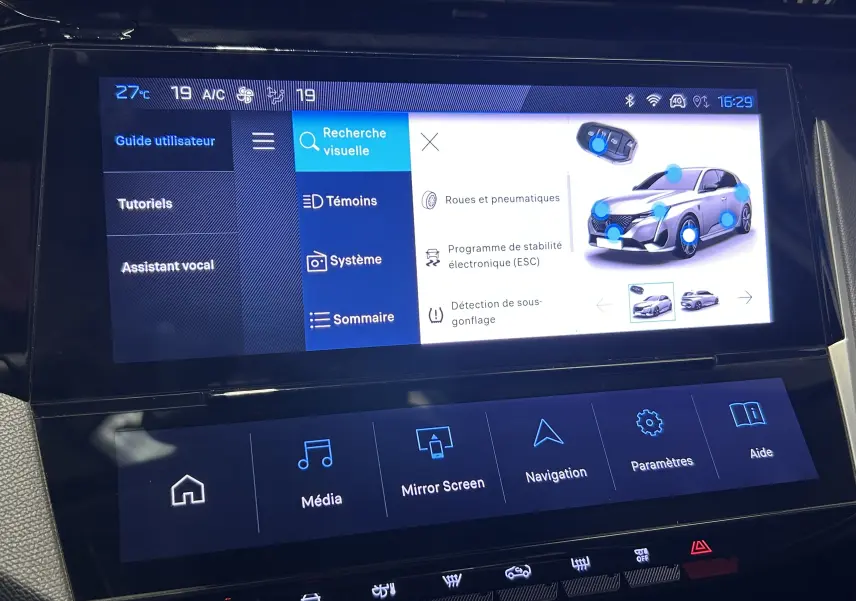 Écran tactile intérieur du Peugeot 308 gris 2022 montrant le menu d’aide avec options de navigation et système.