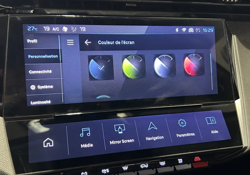 Écran tactile central de la Peugeot 308 gris 2022 montrant les options de personnalisation de couleur d'écran.