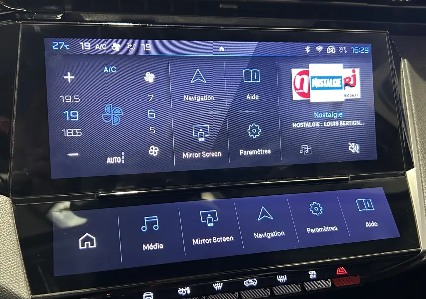 Écran tactile central de la Peugeot 308 2022 montrant les réglages climatisation et options multimédia.