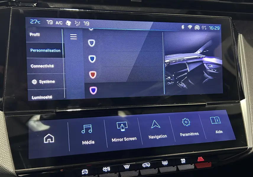 Écran tactile central de la Peugeot 308 gris, affichant les menus de personnalisation et multimédia en intérieur.