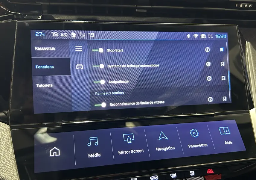 Écran tactile central de la Peugeot 308 gris 2022 affichant les réglages de fonctions et options connectées.