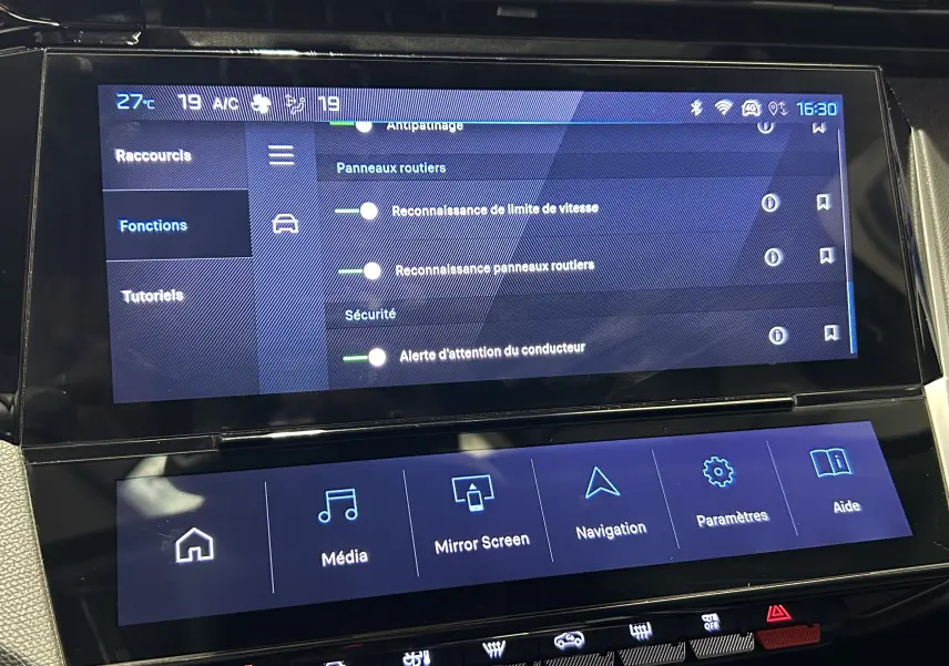 Écran tactile central de la Peugeot 308 gris 2022 montrant les réglages de sécurité et navigation.