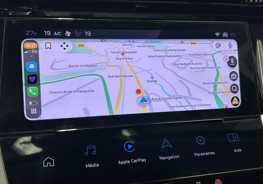 Écran tactile intérieur de la Peugeot 308 gris 2022 montrant la navigation GPS avec Apple CarPlay activé.