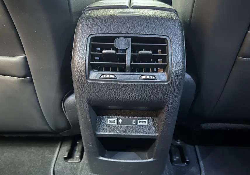 Vue rapprochée des aérateurs arrière et des ports USB du Peugeot 308 gris, version BlueHDi 130ch 2022.