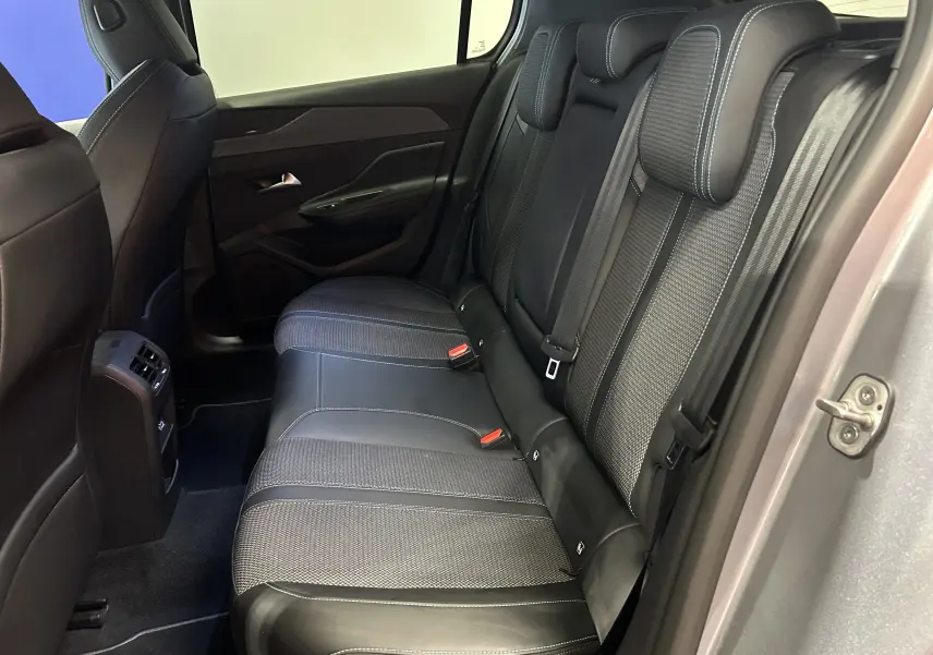Vue intérieure côté droit des sièges arrière en cuir noir et tissu gris de la Peugeot 308 gris, version 2022.