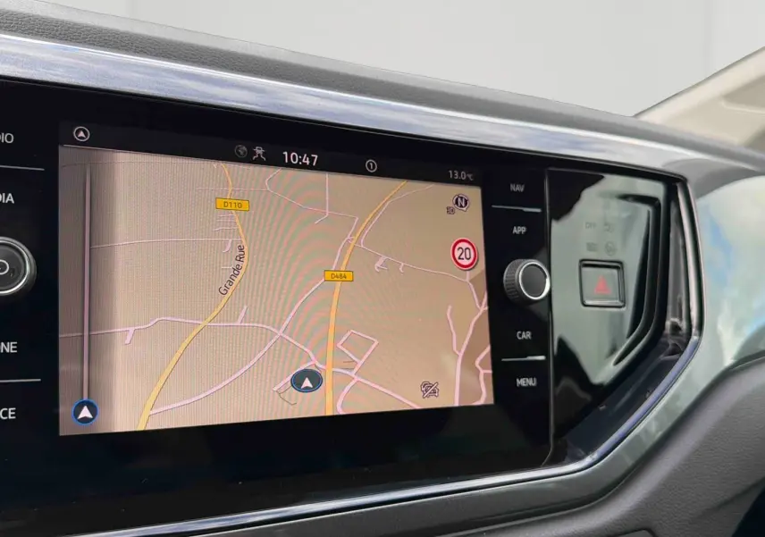 Écran tactile du système de navigation Discover Media dans le tableau de bord d'une Volkswagen Polo noire.