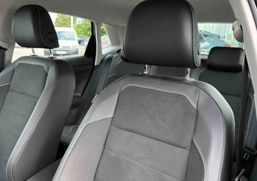 Gros plan sur les sièges avant en cuir noir et alcantara de la Volkswagen Polo 2025, vue côté droit ouverte.