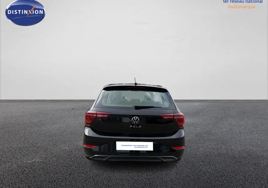 Vue arrière d'une Volkswagen Polo noire 2025 avec feux arrière LED et logo central visible.