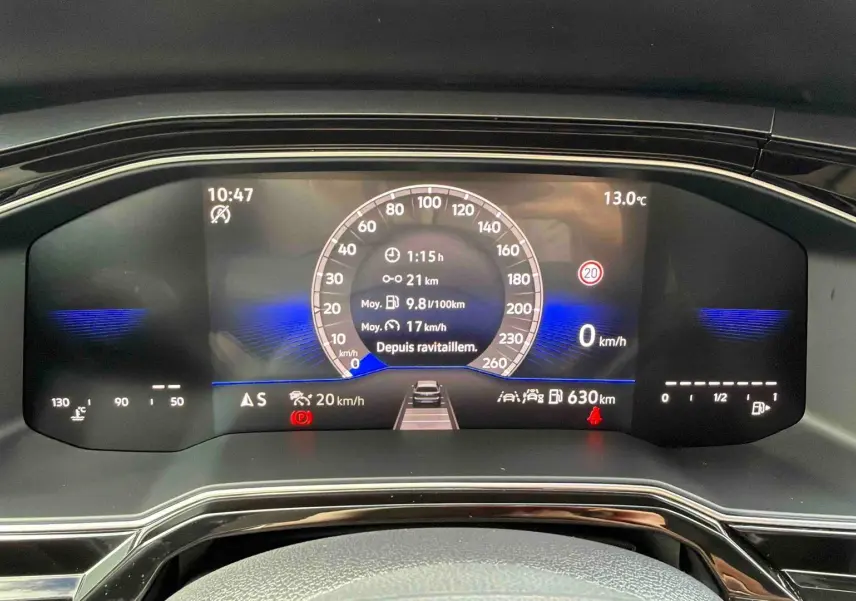 Vue rapprochée du combiné d'instruments digital de la Volkswagen Polo 2025 affichant la vitesse et informations de conduite.
