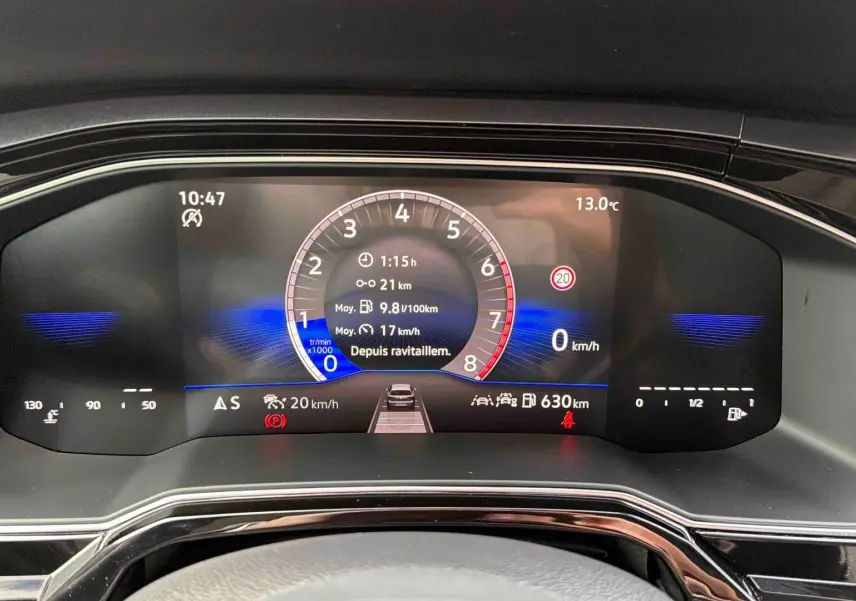 Vue rapprochée du combiné d'instruments digital 8 pouces de la Volkswagen Polo 2025, affichage clair et moderne.