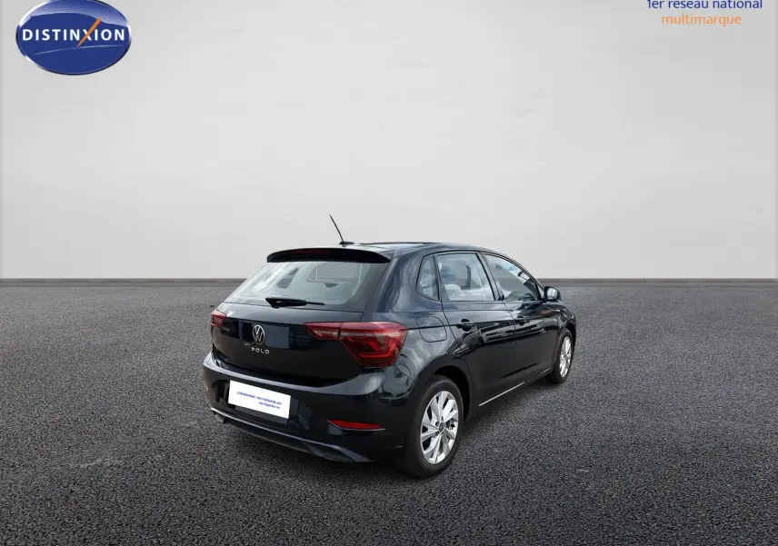 Volkswagen Polo noire vue en 3/4 arrière droit, avec jantes alliage et feux arrière LED visibles.