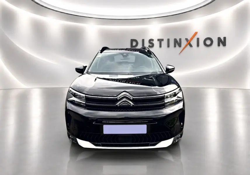 Citroën C5 Aircross noir vue de face dans un showroom avec éclairage moderne et logo Distinxion en arrière-plan.