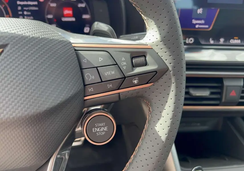 Gros plan sur le volant cuir perforé gris avec boutons multifonctions et bouton start engine du CUPRA Formentor 2026.