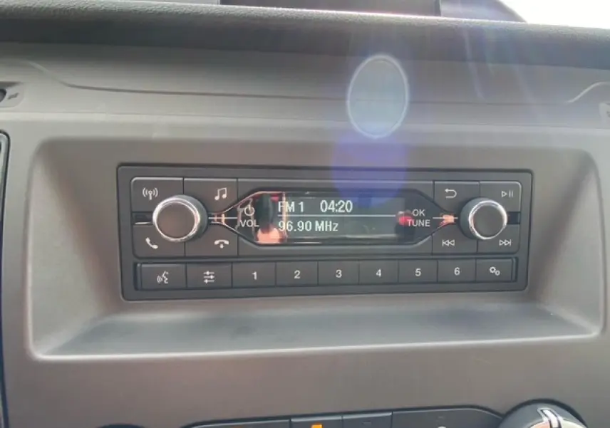 Gros plan sur la radio FM du tableau de bord du Ford Transit Fourgon blanc 2023, affichant 96,90 MHz.