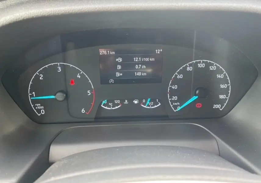 Tableau de bord du Ford Transit Fourgon blanc 2023 montrant compte-tours, vitesse et écran digital central.