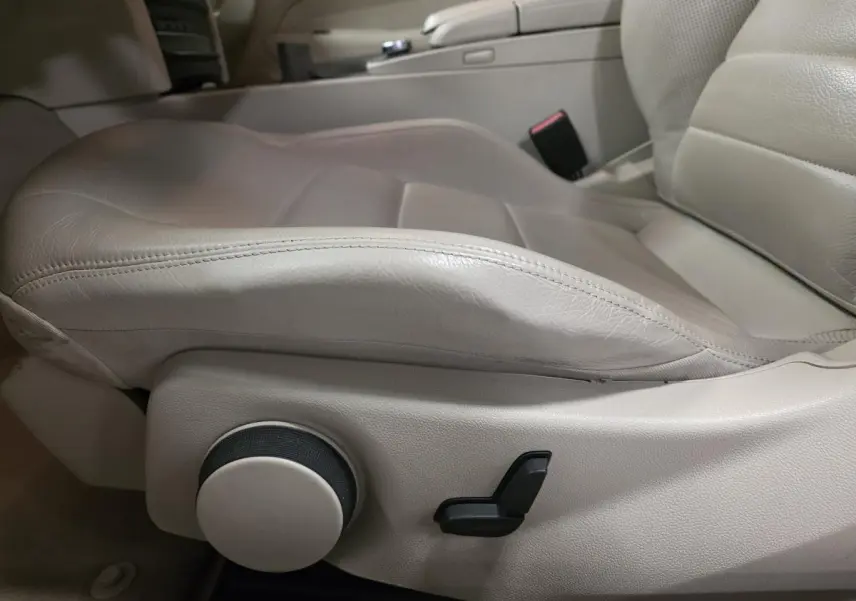 Détail du siège avant en cuir beige avec commandes électriques sur la Mercedes Classe E Cabriolet noire 2014